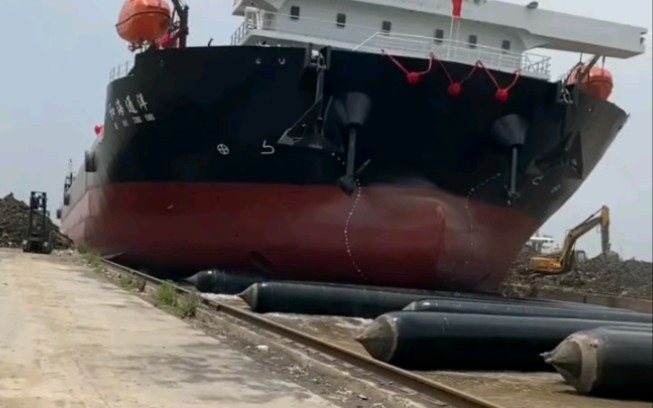 青島永泰氣囊祝"和海通洋"甲板駁船氣囊上排下水吉水接水順利